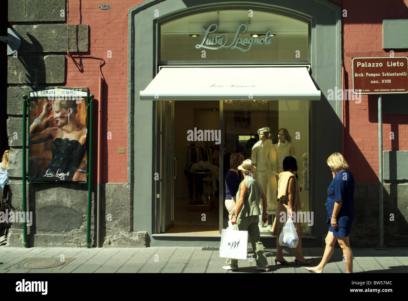 Shopping in via Toledo Foto Stock