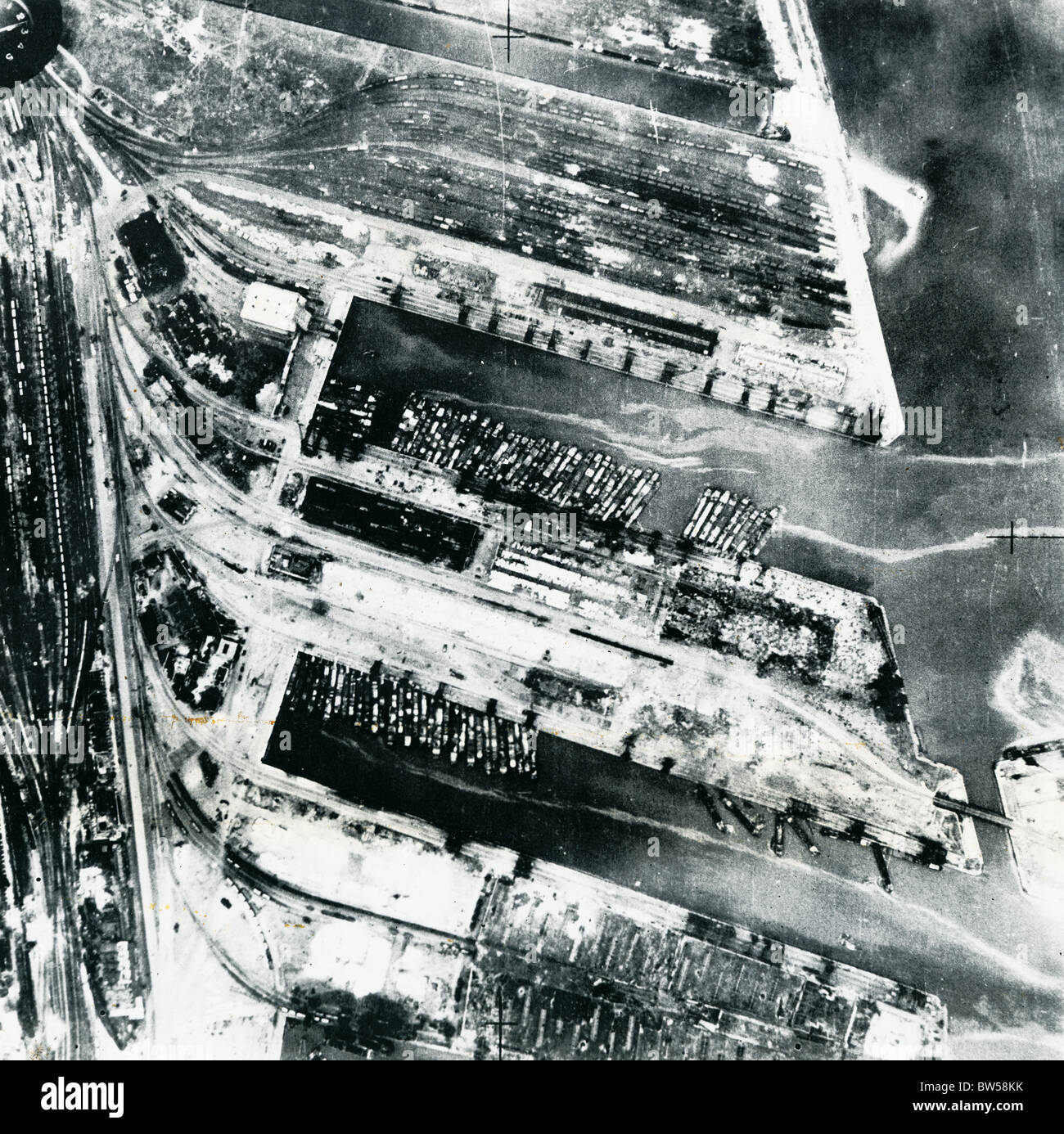 Bombardamento di chiatte tedesche di Hitler dell' invasione della flotta in Dunkerque preso qualche tempo dopo lo sgombero delle forze britanniche Foto Stock