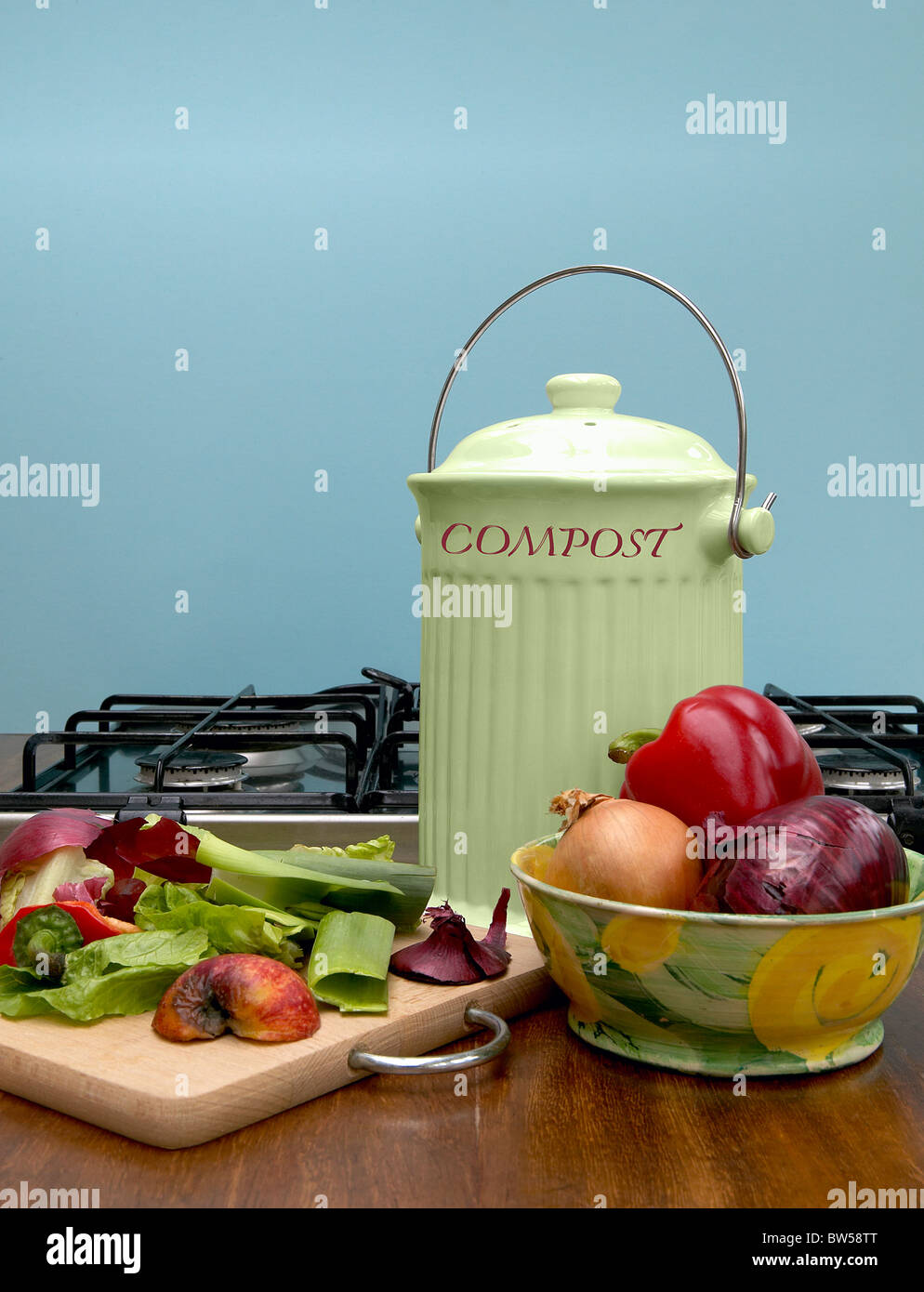 Il compost bin sul lavoro di cucina top con peeling vegetale e scarti di cucina Foto Stock