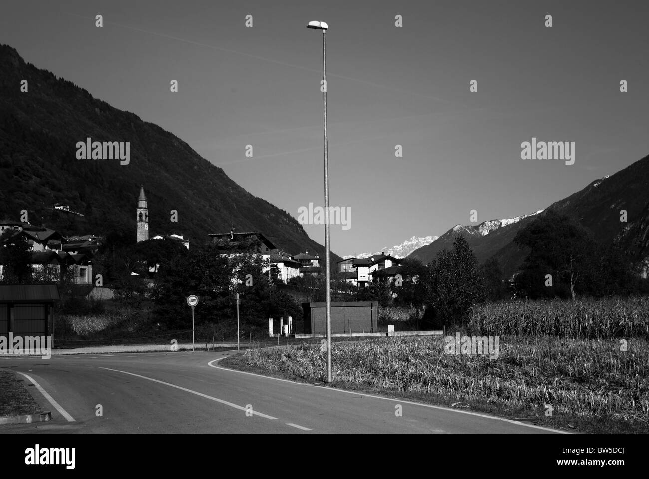 Strada di Montagna e sullo sfondo il paese Foto Stock