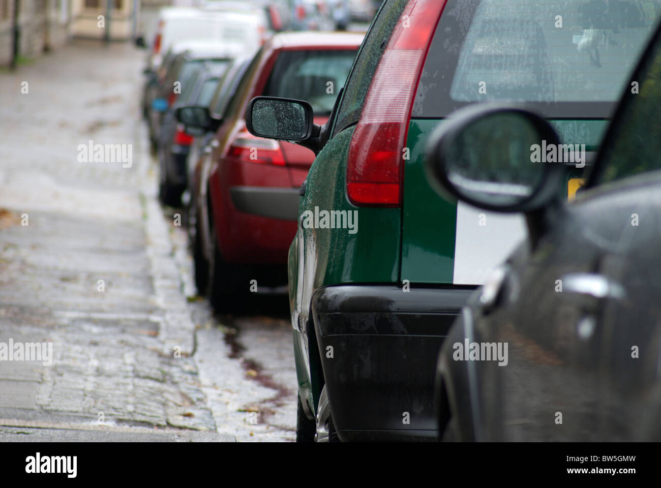 Auto parcheggiate in strada Foto Stock