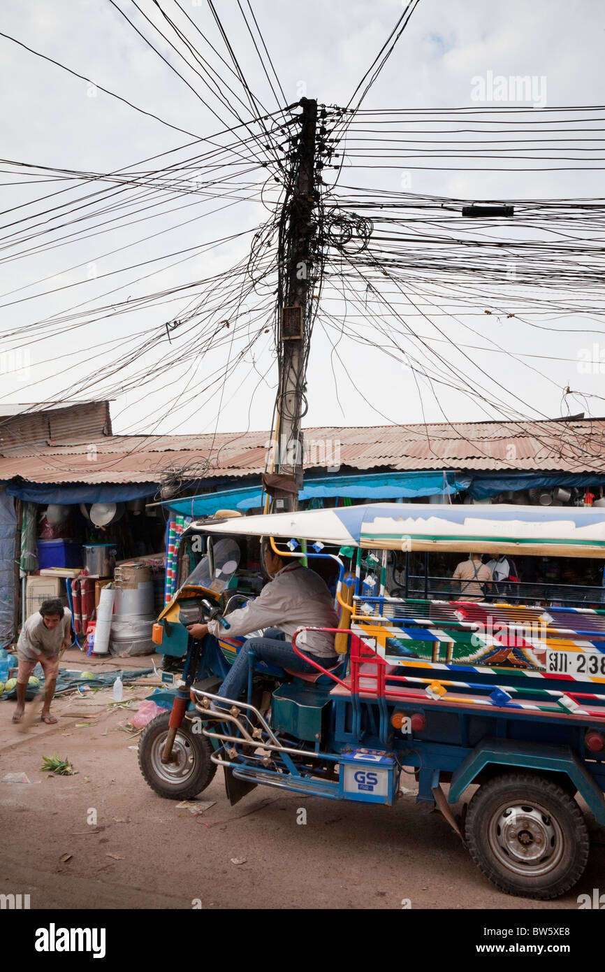 Una confusione di cavi telefonici al mercato il giorno di Vientiane, la capitale del Laos. Foto Stock