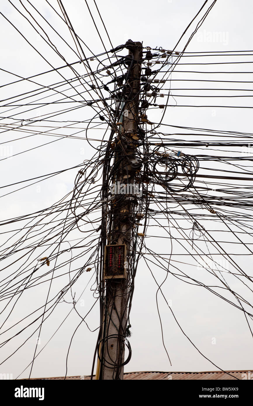 Una confusione di cavi telefonici di Vientiane, la capitale del Laos. Foto Stock