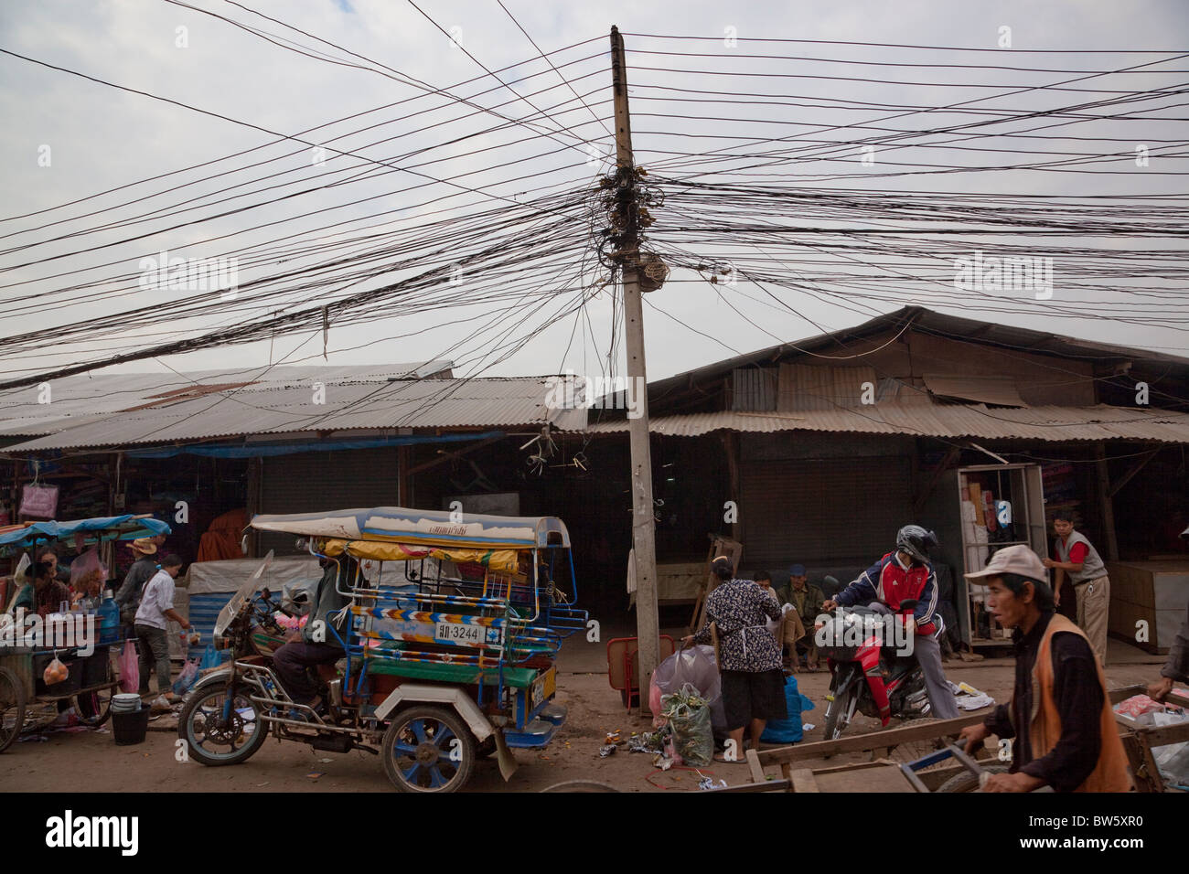 Una confusione di cavi telefonici su Din Khua,il giorno di mercato, di Vientiane, la capitale del Laos. Foto Stock