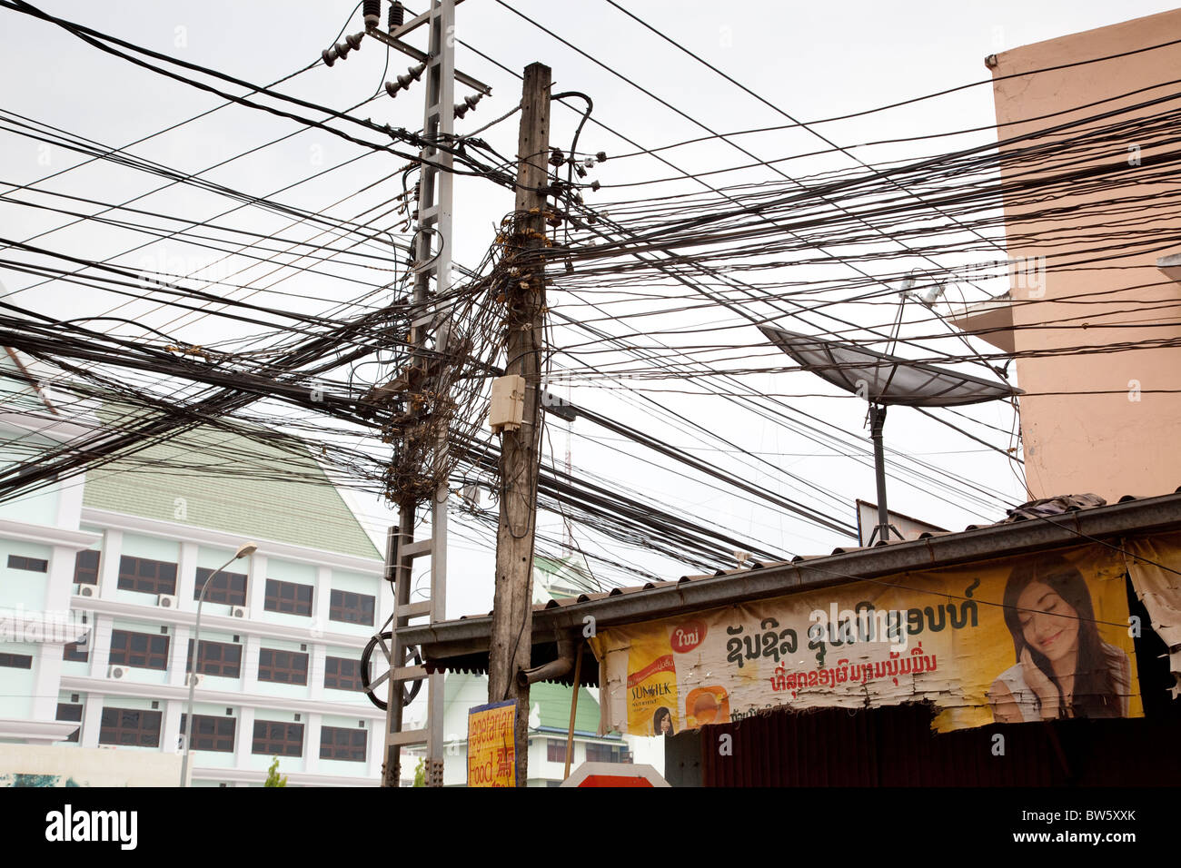 Una confusione di cavi telefonici di Vientiane, la capitale del Laos. Foto Stock