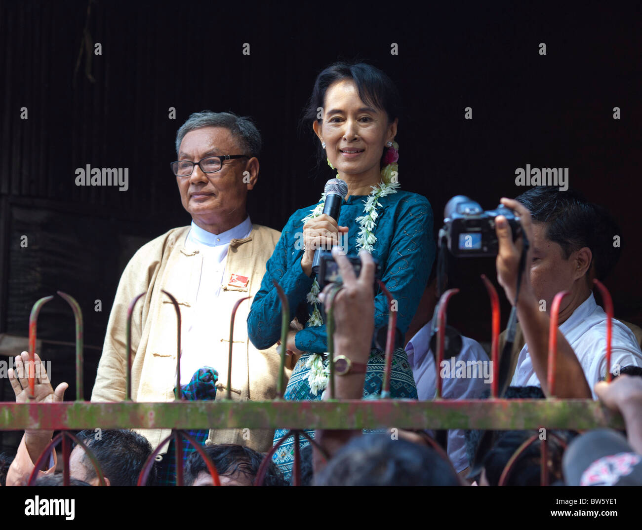Aung San Suu Kyi risolve migliaia di sostenitori alla testa della NLD trimestre il Nov 14, 2010. Foto Stock