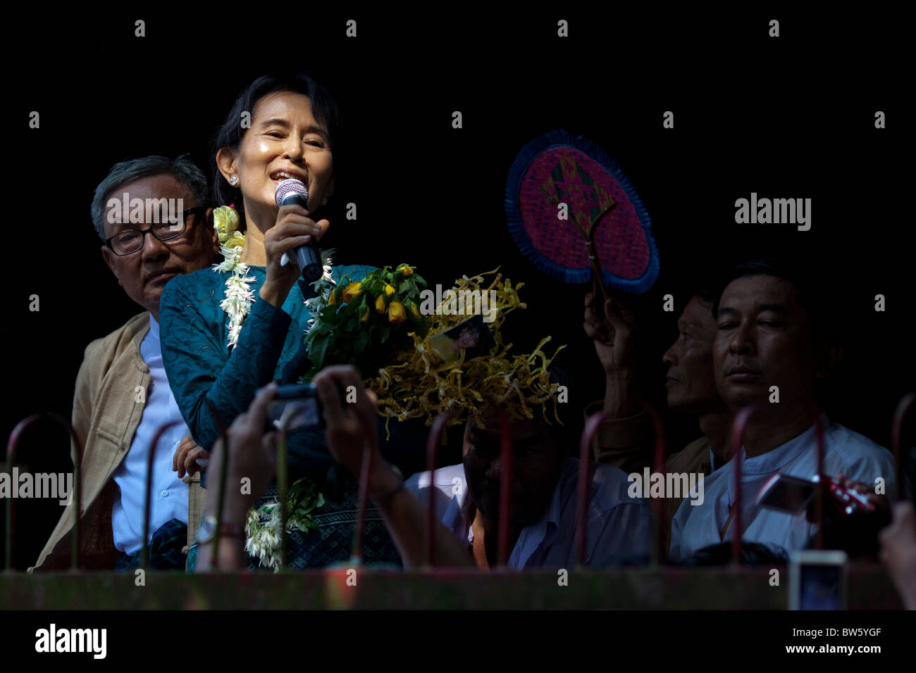 Aung San Suu Kyi risolve migliaia di sostenitori alla testa della NLD trimestre il Nov 14, 2010. Foto Stock