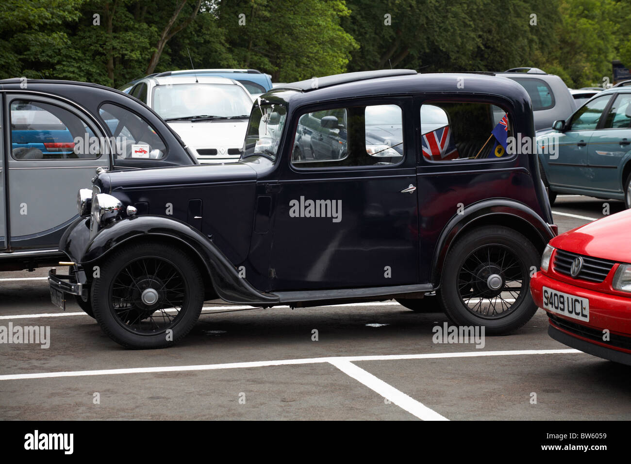 Auto classica Austin 7 Ruby, parcheggiata nel parcheggio tra auto moderne a East Cowes, Isola di Wight, Hampshire, Regno Unito a maggio Foto Stock