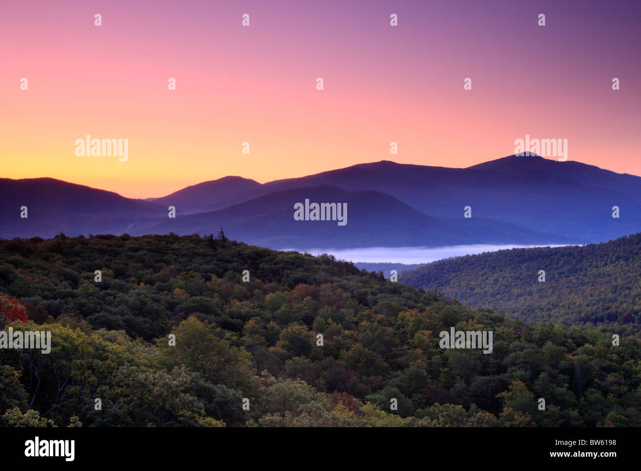 Vista di Keene Valley, NY dalla testa di gufi Mt verso Giant Mountain Wilderness Area Foto Stock