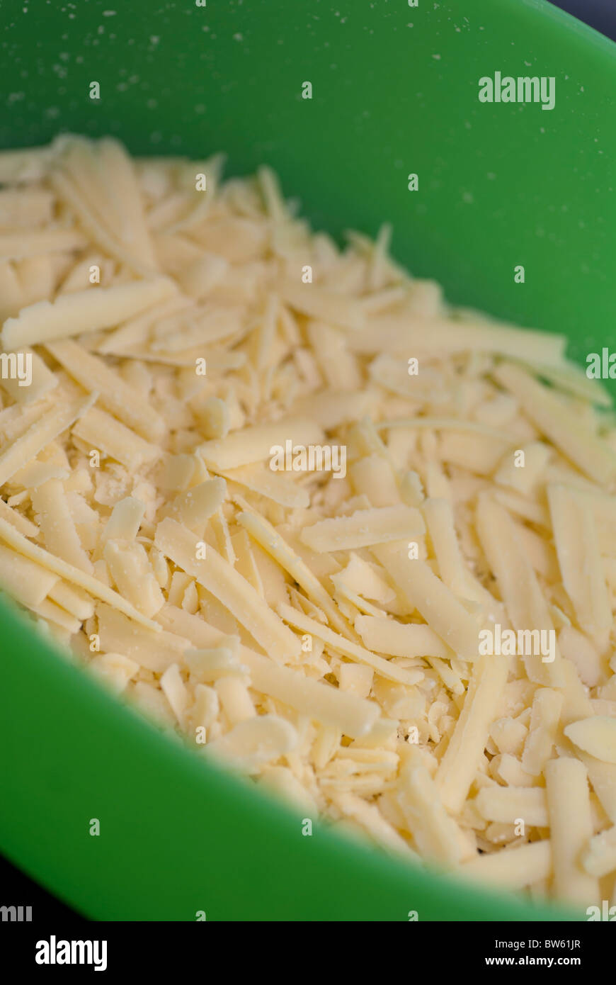 Formaggio grattugiato in un contenitore Foto Stock