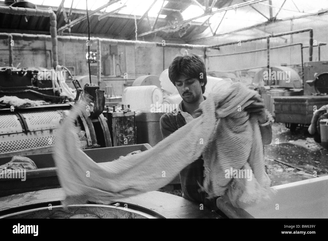 Nuovi immigrati. L'uomo musulmano si è trasferito in Gran Bretagna. Lavoratore maschio della fabbrica di tintura asiatica Blackburn Lancashire 1980s UK 1983 HOMER SYKES Foto Stock