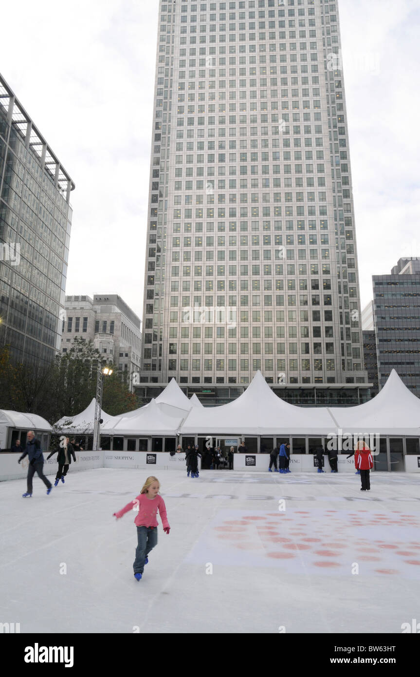 La ragazza del Regno Unito il pattinaggio su ghiaccio in Canary Wharf London Foto Stock