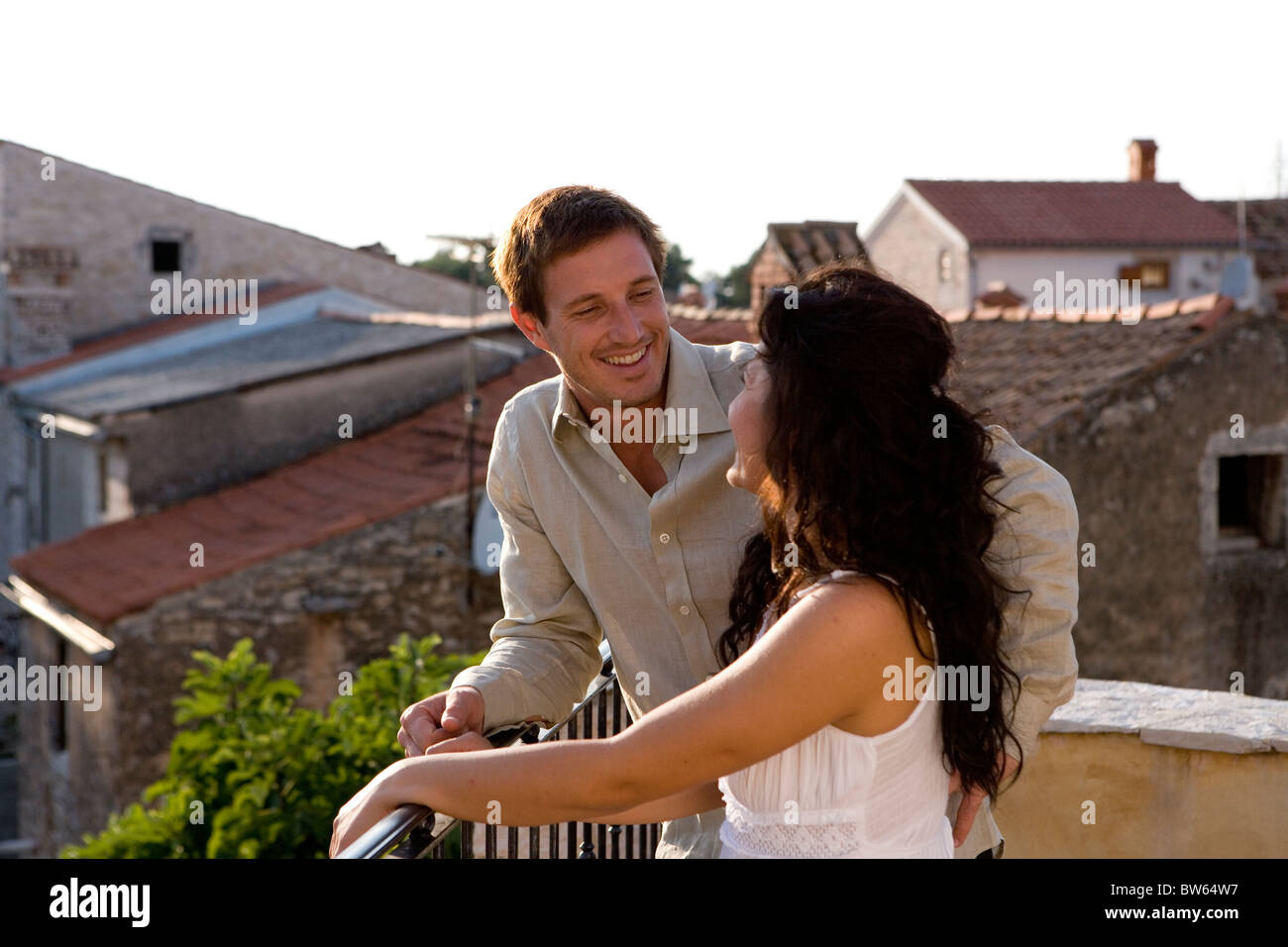 Coppia giovane avente drink al tramonto Croazia Foto Stock