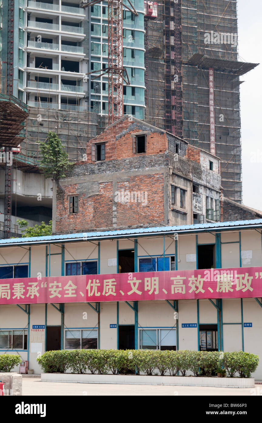 Cina nuova costruzione edilizia nella parte vecchia di Guangzhou provincia di Guangdong Foto Stock