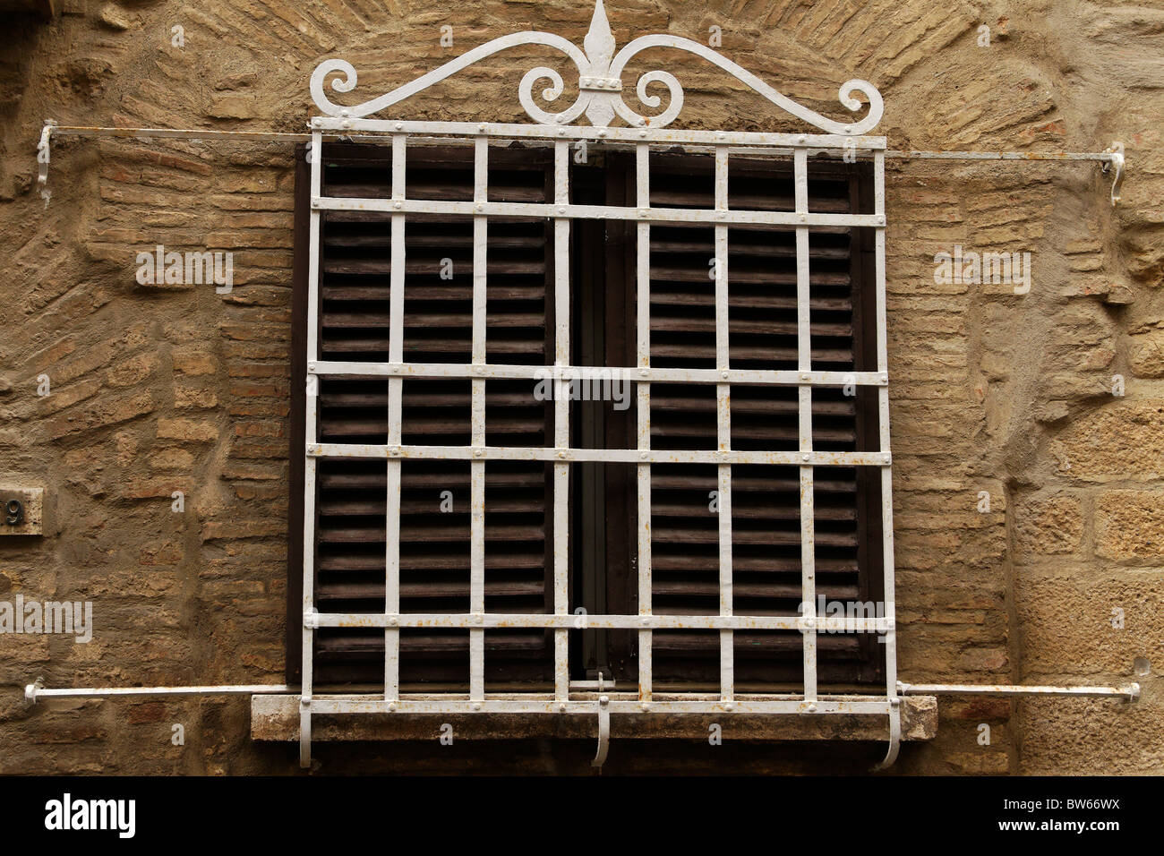 Finestra con persiane chiuse e bianco bares, douple sicurezza, vicino Volterra,Toscana Italia Foto Stock