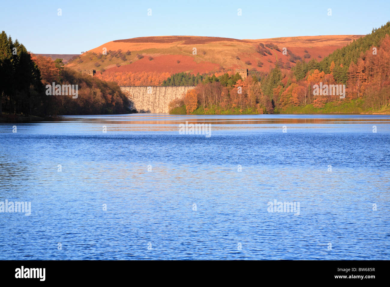Autunno a Howden Dam, serbatoio Derwent, Superiore Derwent Valley, Parco Nazionale di Peak District, Derbyshire, Inghilterra, Regno Unito. Foto Stock