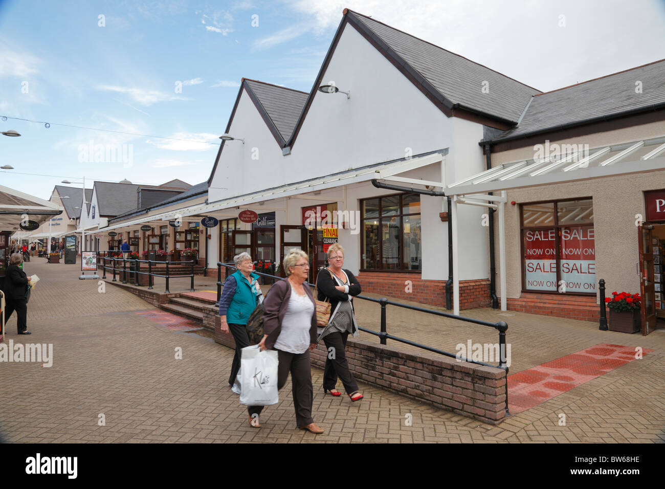 Gli amanti dello shopping, Gretna Gateway Outlet Village, Glasgow Rd, Gretna, Dumfriesshire Foto Stock