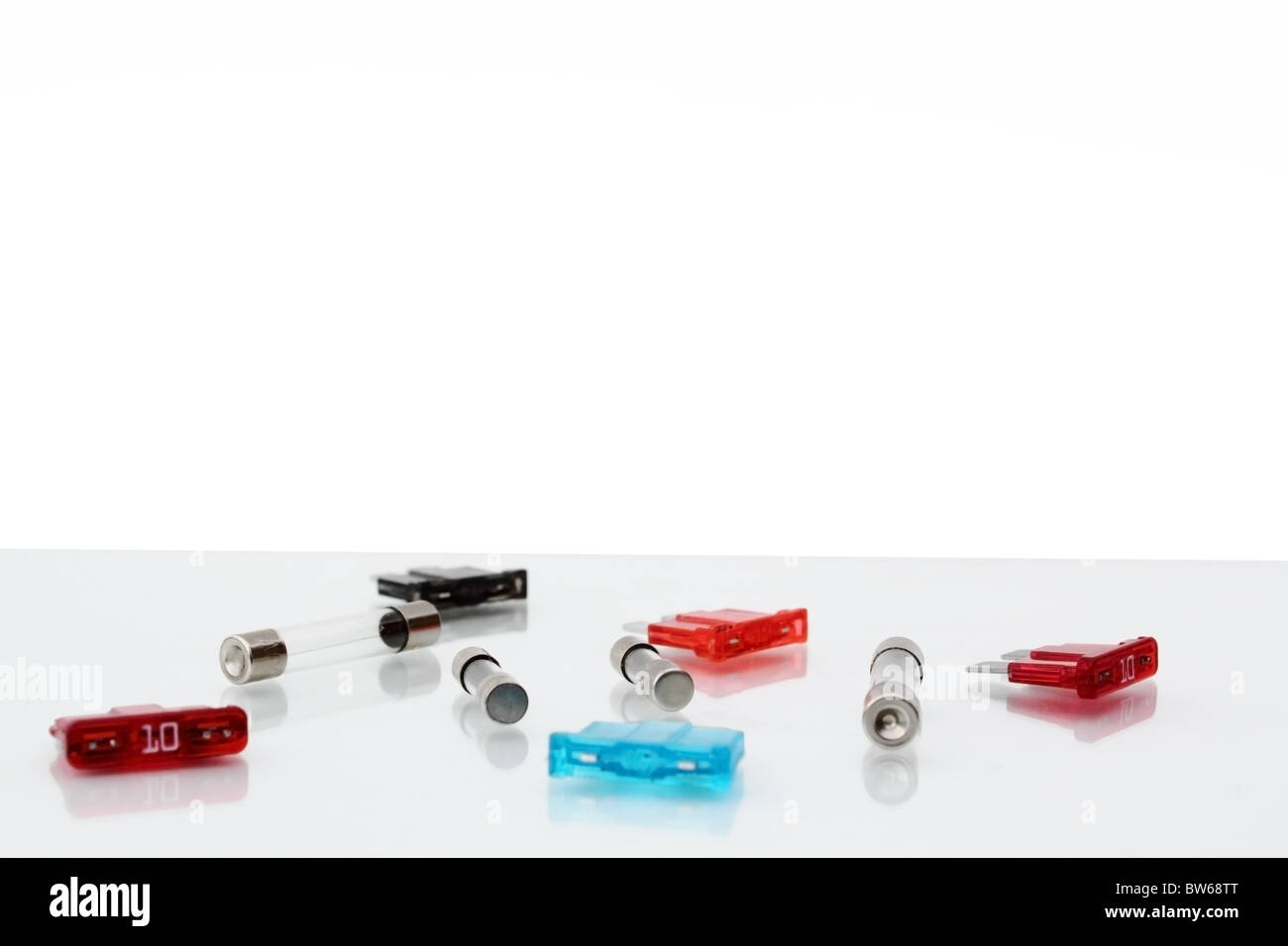 Più automobile fusibili sulla tabella riflettente con spazio per testo di marketing. A metà della profondità di campo Foto Stock