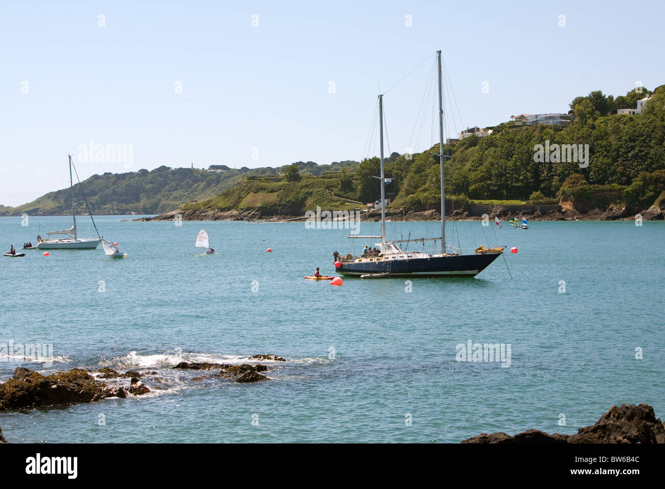 Yacht ancorati nelle calette che circondano St Peters Port Guernsey Isole del Canale della Manica UK. Foto Stock