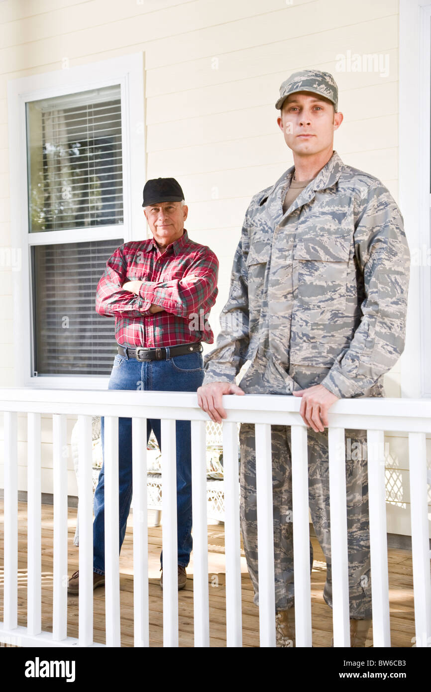 Uomo in uniforme militare a casa con il padre Foto Stock