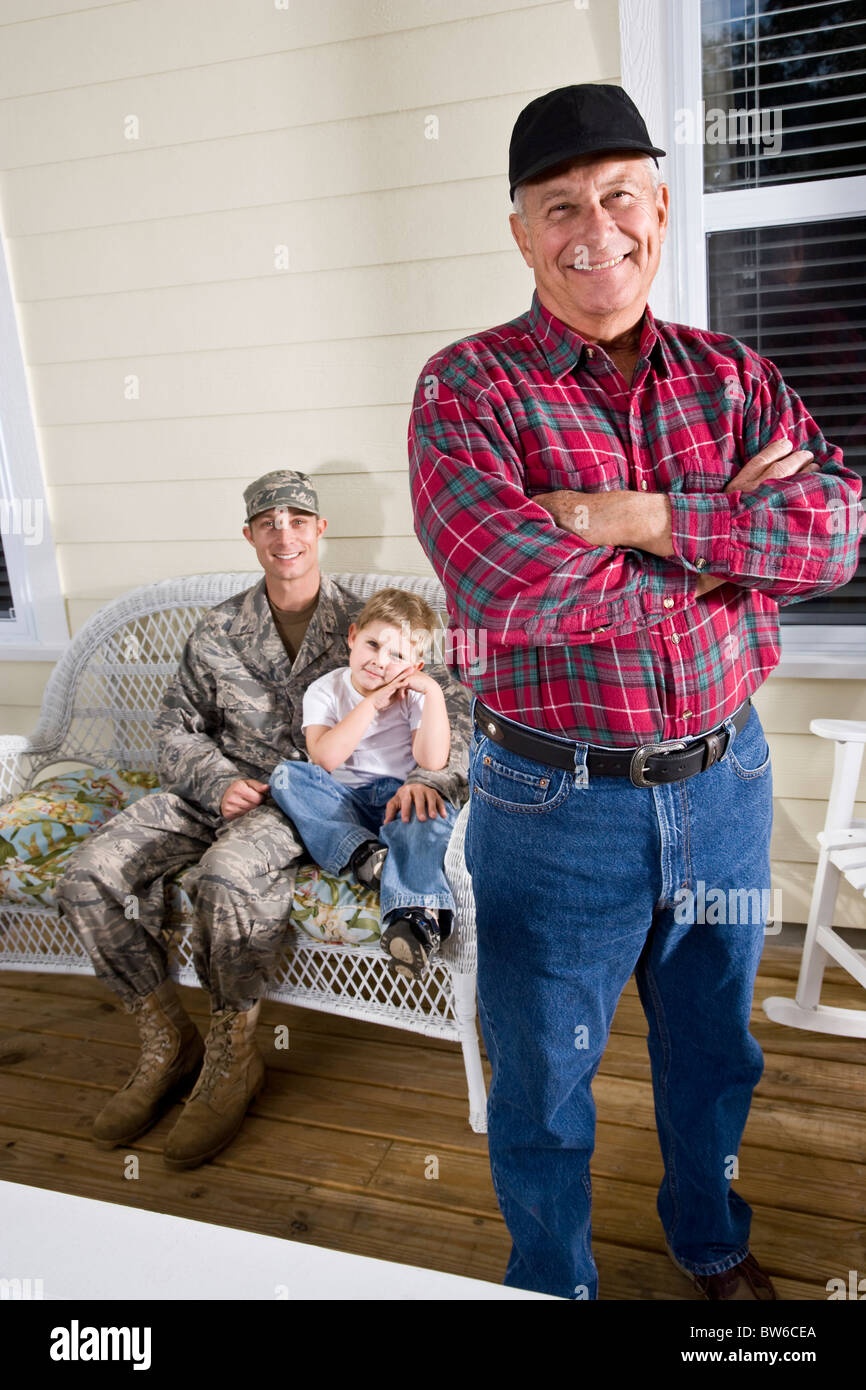 Orgoglioso uomo senior con militare, figlio e nipote Foto Stock