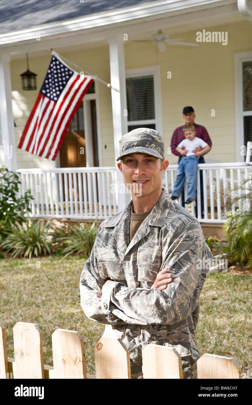 Uomo militare, famiglia in background dalla bandiera americana Foto Stock