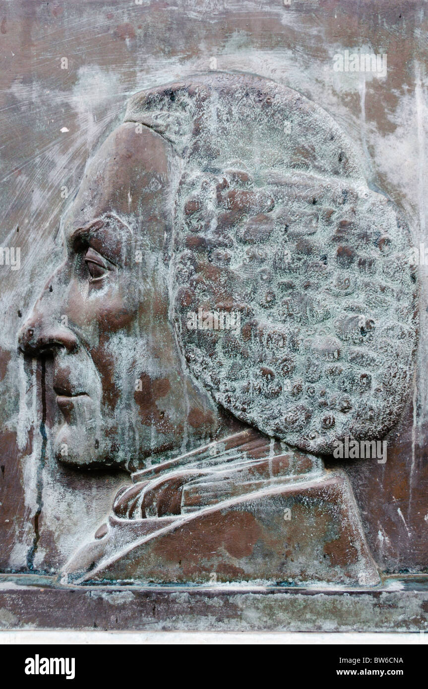 Un memoriale di Thomas Boulsover, inventore della piastra di Sheffield, in Tudor Square, Sheffield, Inghilterra Foto Stock