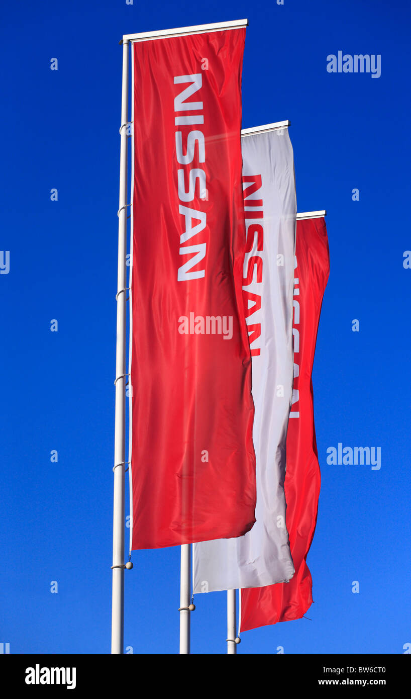 Nissan bandiere che sventolano al di fuori di una concessionaria auto in King's Lynn, Regno Unito. Foto Stock