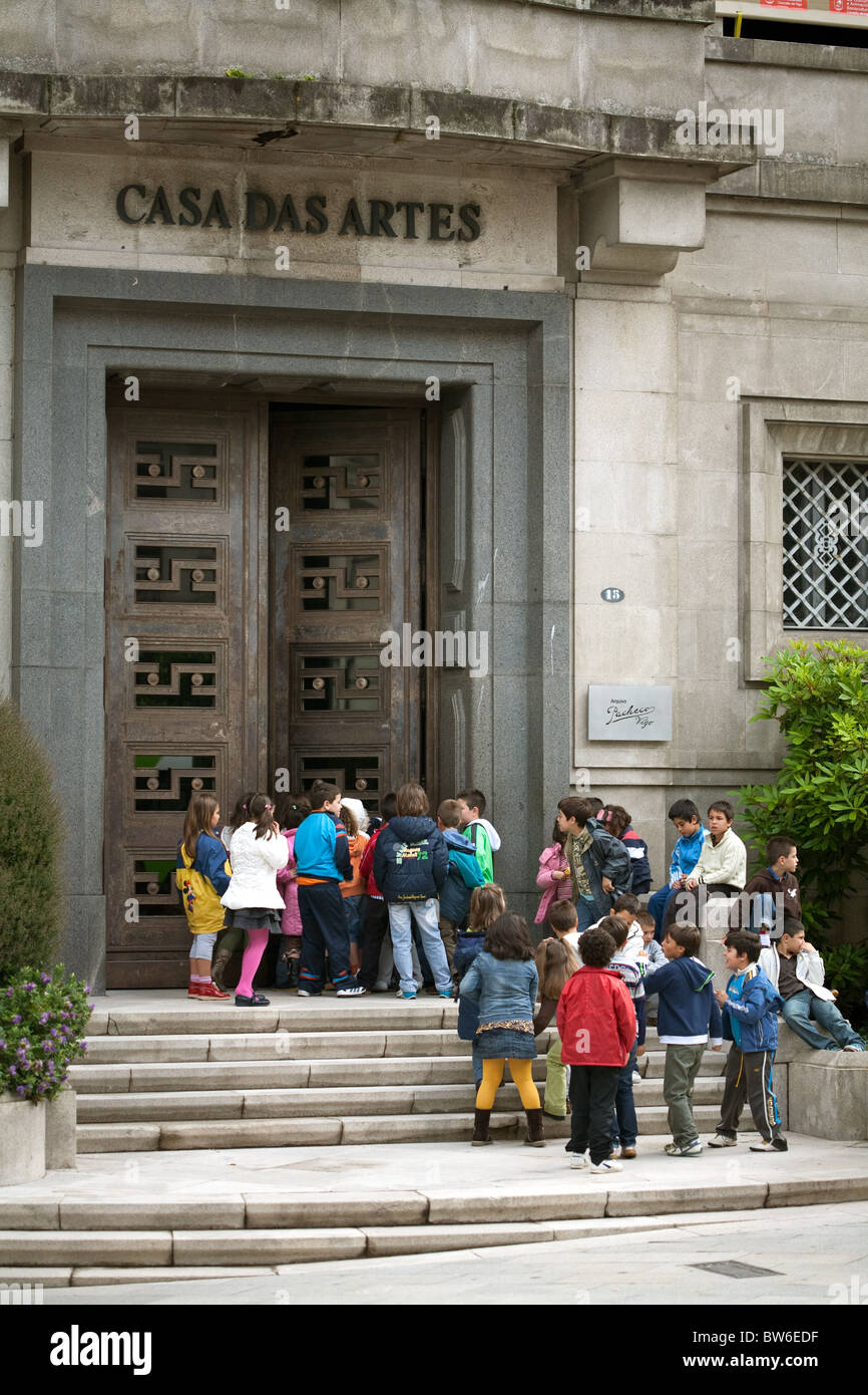 Vigo. La scuola dei bambini in viaggio a galleria d'arte. Foto Stock