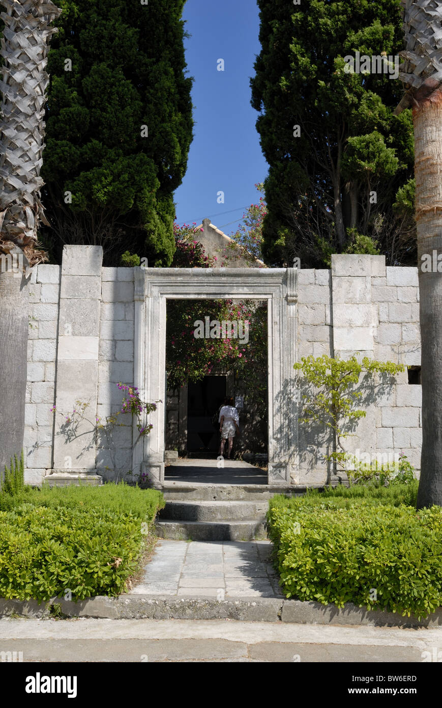 L'ingresso alla Cappella di Santa Croce nel villaggio di Lopud sull'isola di Lopud, isole Elafiti. Questa piccola chiesa ... Foto Stock