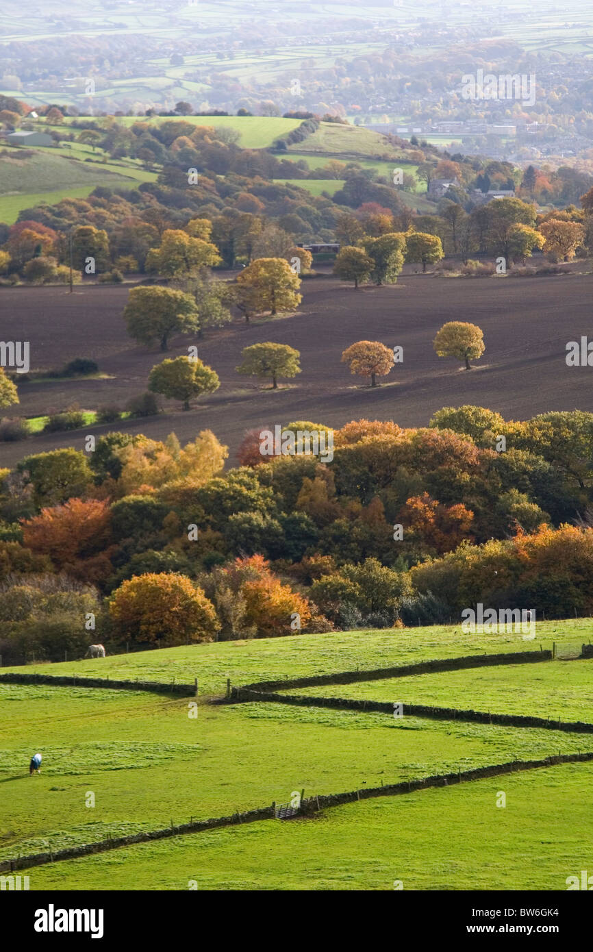 Scenic autunno vista sul West Yorkshire campagna da Castle Hill a Almondbury, Huddersfield, West Yorkshire, Regno Unito Foto Stock