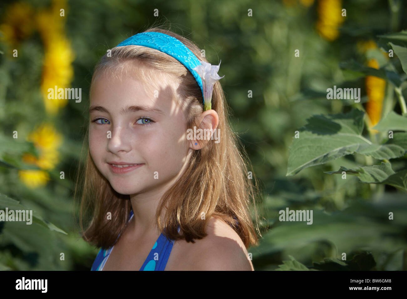 Ragazza tra girasoli Foto stock - Alamy