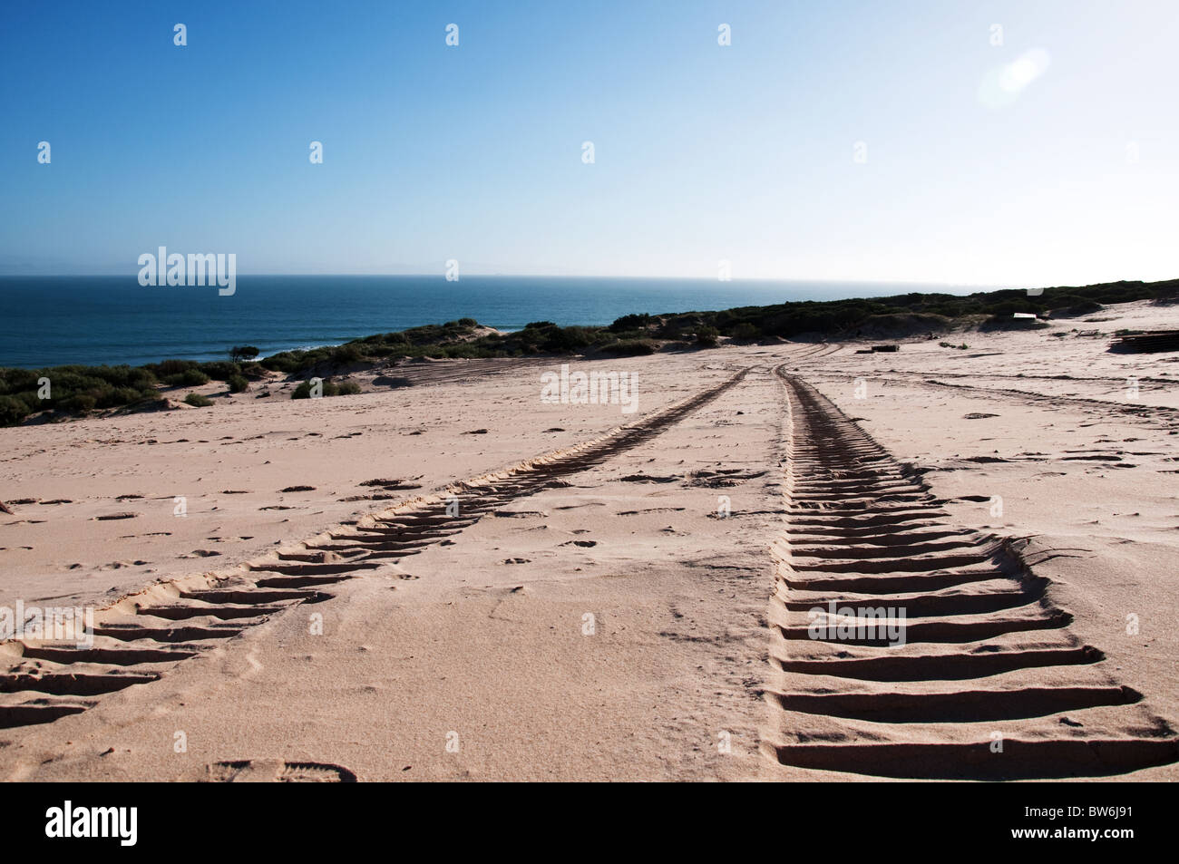 Tracce di pneumatici sulla punta paloma beach in Tarifa, Spagna Foto Stock