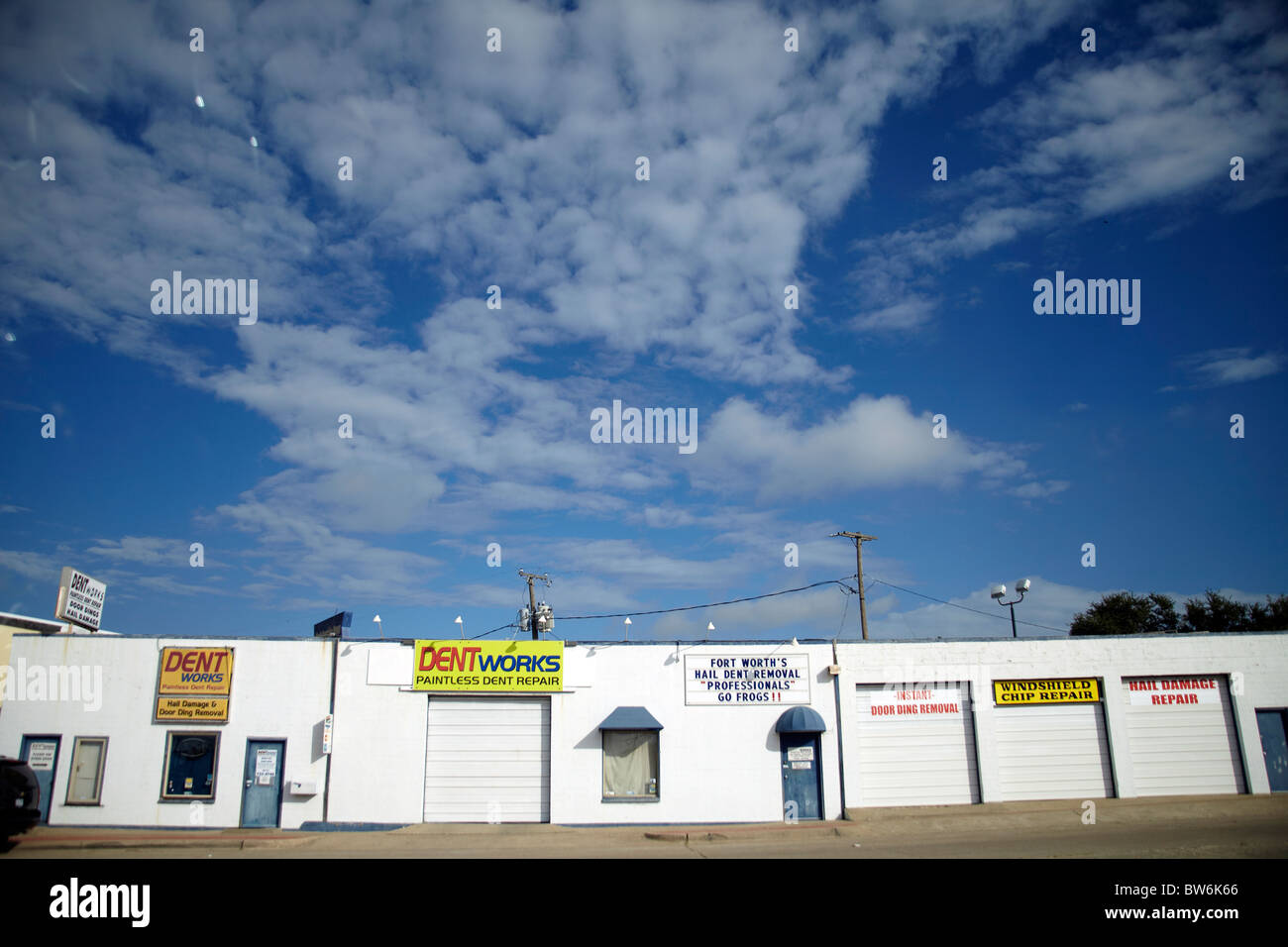 Fila di unità di lavoro contro un cielo blu Foto Stock