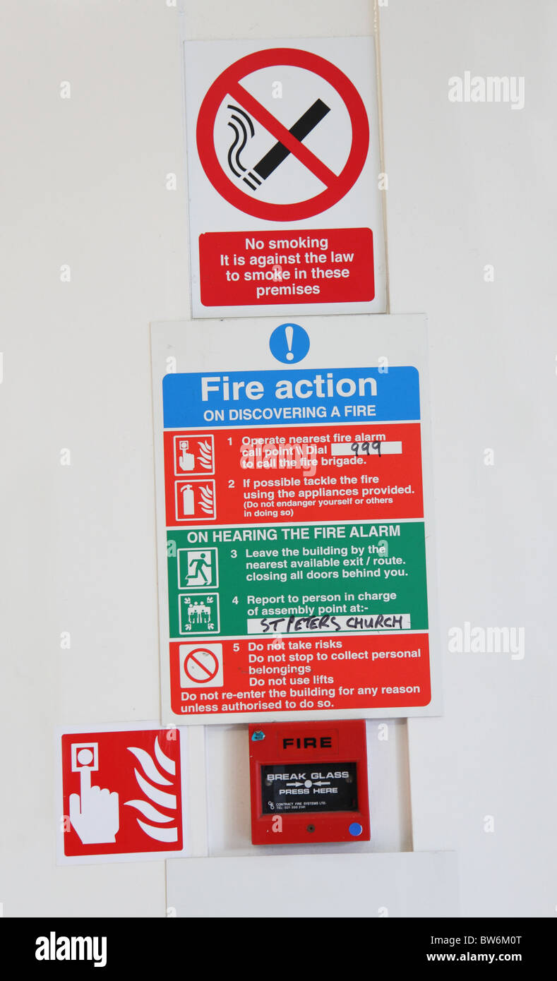 Un allarme antincendio e informazioni su salute e sicurezza cartelli di avvertimento. Foto Stock