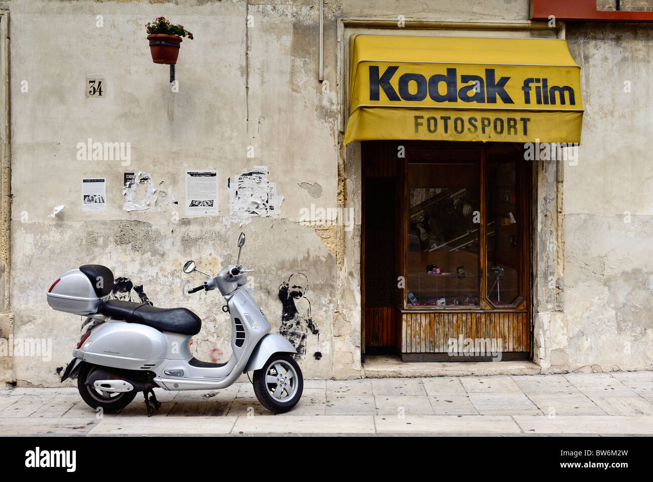 Tradizionali apparecchiature fotografiche shop in una strada di Lecce, Italia Foto Stock