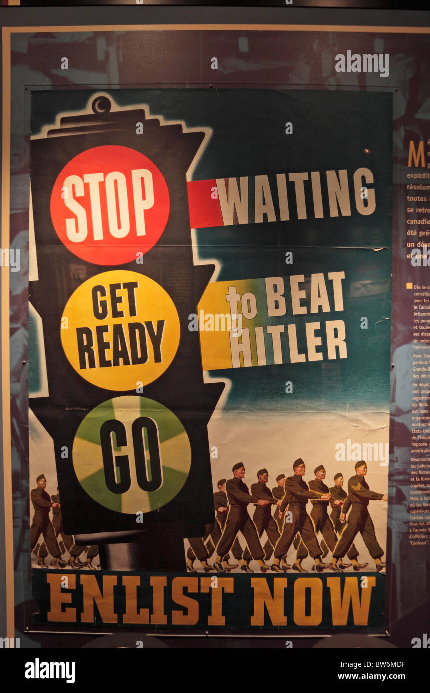 Una guerra mondiale due poster di reclutamento sul display a Juno Beach centre, Courseulles-sur-Mer, Normandia, Francia. Foto Stock