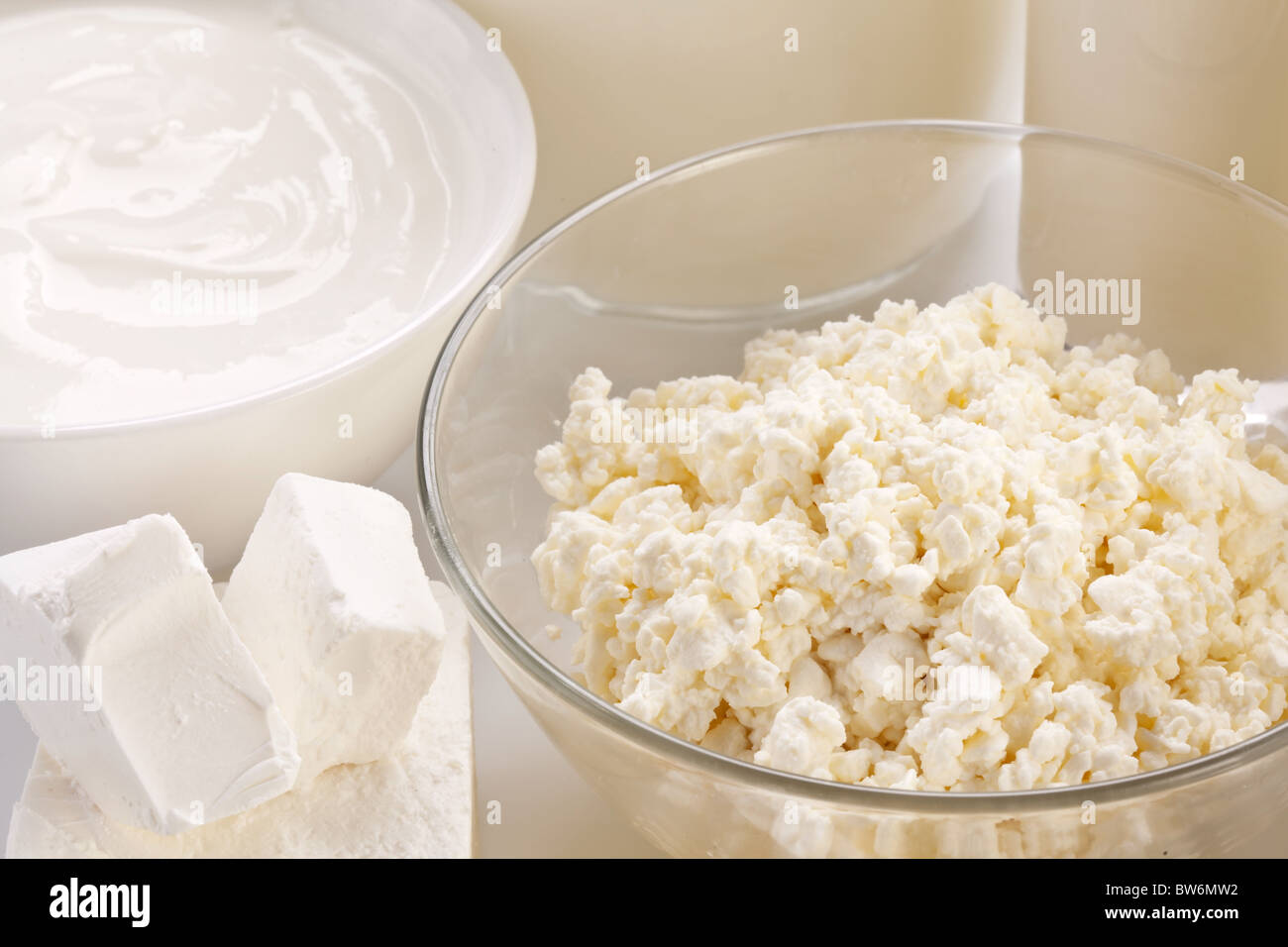Diversi prodotti lattiero-caseari: formaggio; crema; il latte. Su uno sfondo bianco. Foto Stock
