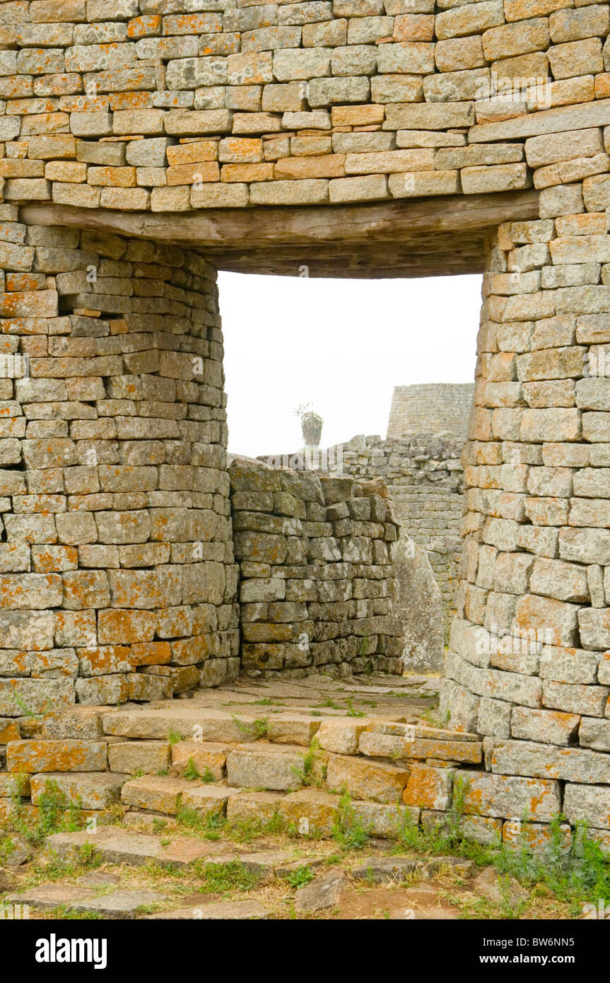 Gateway nella grande recinto delle rovine di una città di Grande Zimbabwe Foto Stock