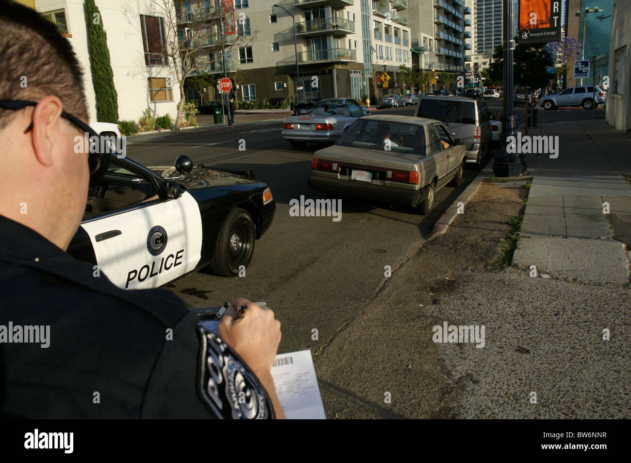 Un autista è rilasciato un biglietto di traffico nel centro cittadino di San Diego. Foto Stock