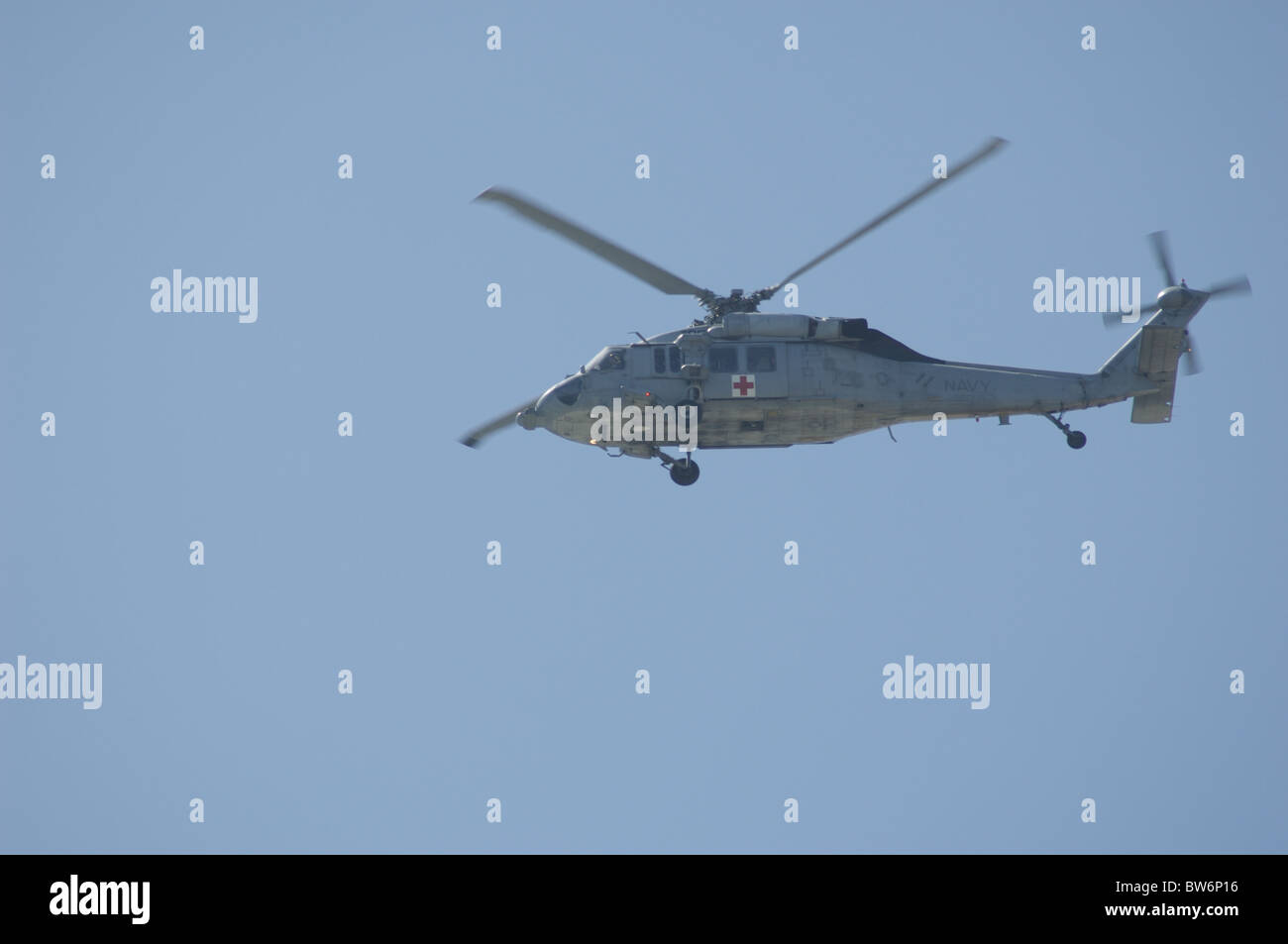 Un US Navy elicottero medico delle pattuglie il litorale di San Diego. Foto Stock