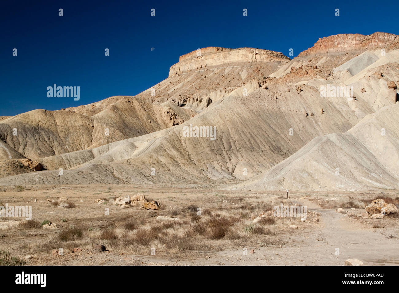 Luna tramonta oltre il paesaggio eroso di Mt. Garfield vicino a Grand Junction, Colorado, STATI UNITI D'AMERICA Foto Stock