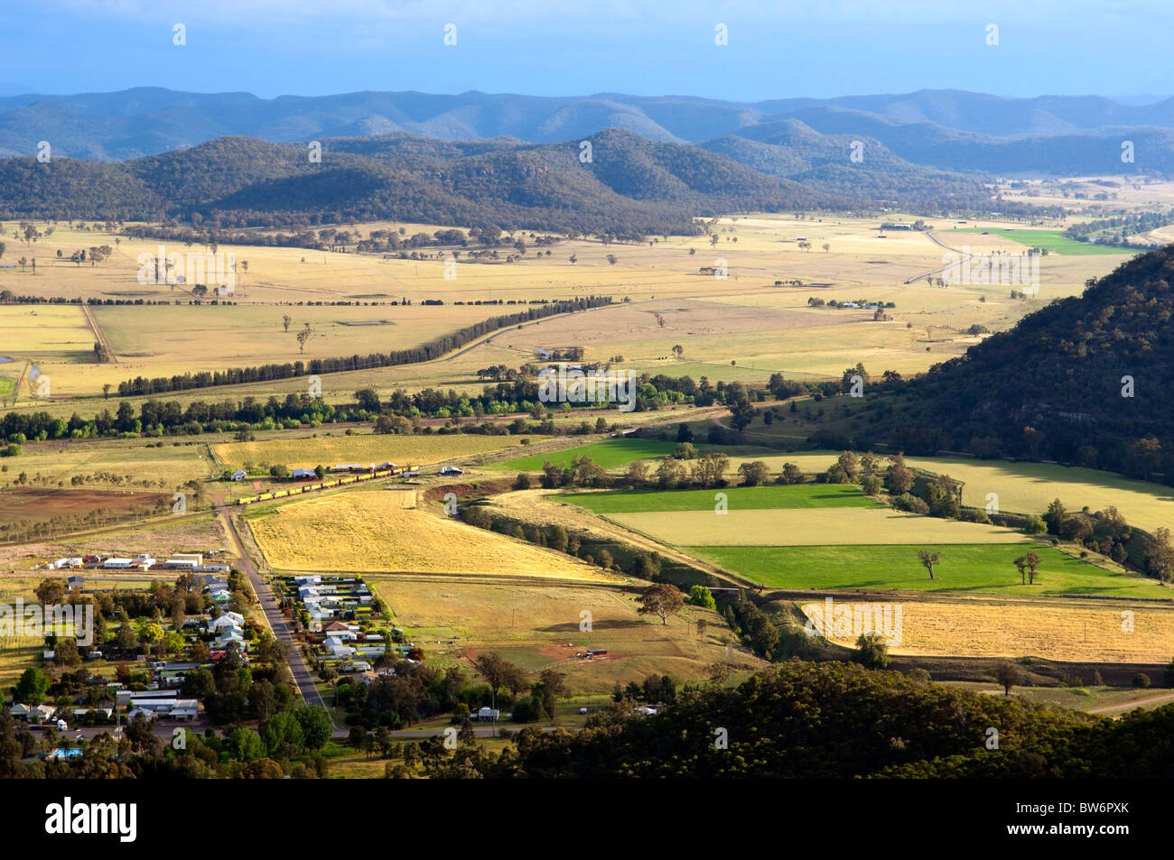 Bellissima zona di campagna con piccola città e vivacemente colorato i campi Foto Stock