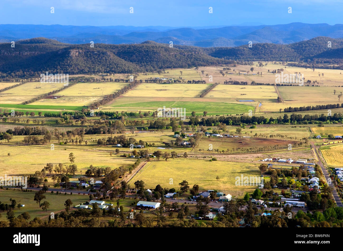 Bellissima zona di campagna con piccola città e vivacemente colorato i campi Foto Stock