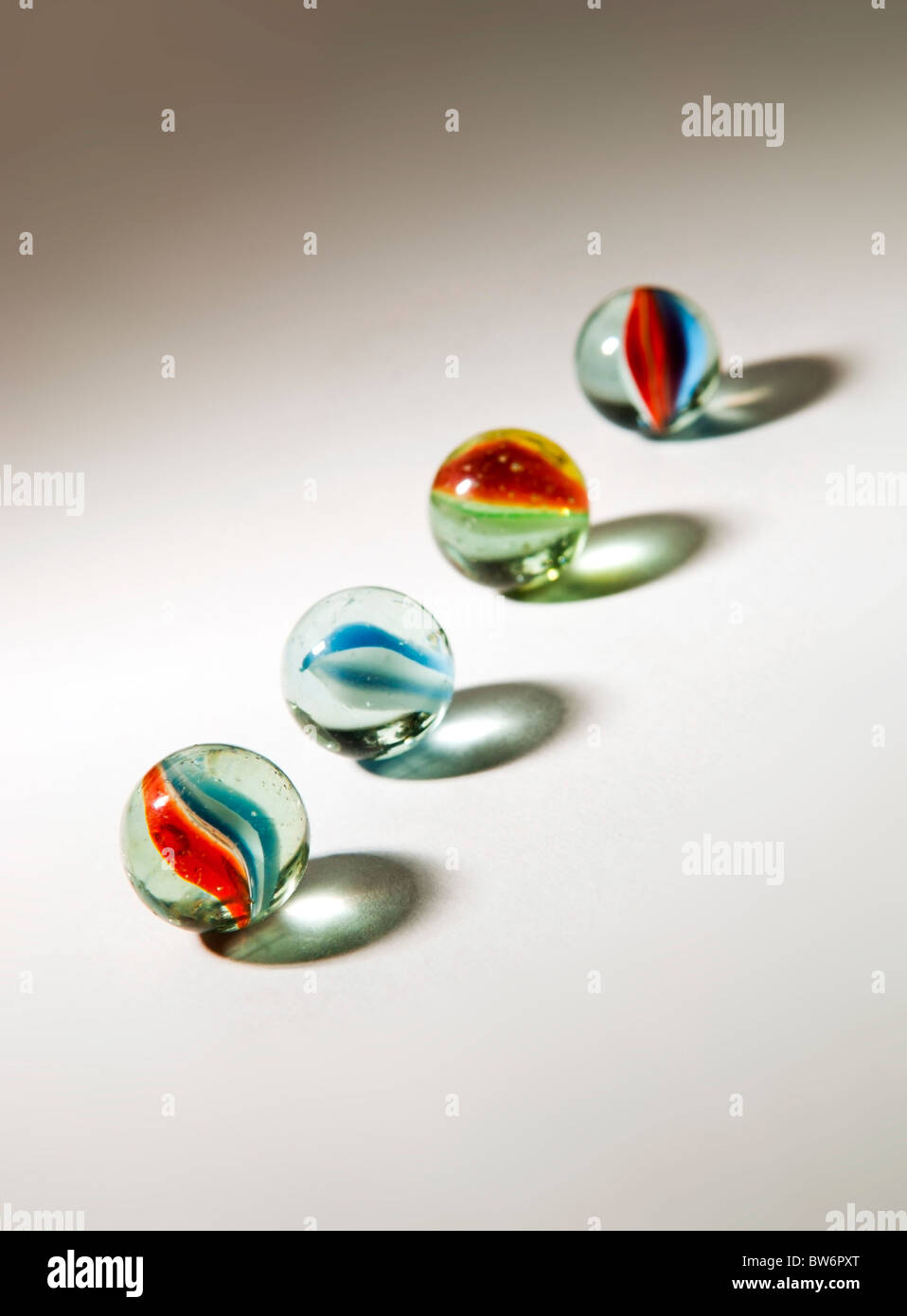 Brillantemente marmi colorati in diverse tonalità con deliberatamente lunghe ombre Foto Stock