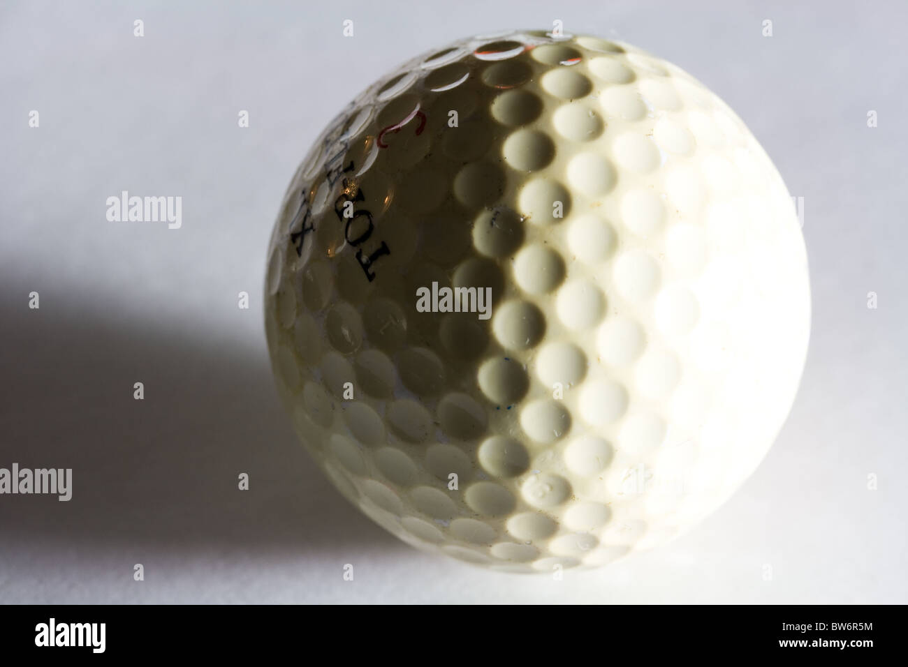 Palla da golf Closeup - mostra le fossette Foto Stock