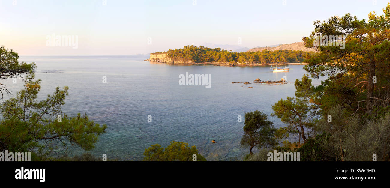 Un bellissimo Mar Mediterraneo sunrise con sola barca . Ampio panorama Foto Stock