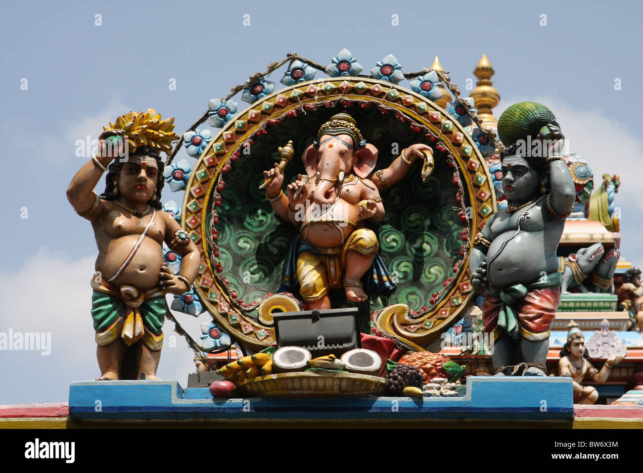 Coloratissimo Ganesh scultura a tempel indù a Chennai, Tamil Nadu provincia, India Foto Stock