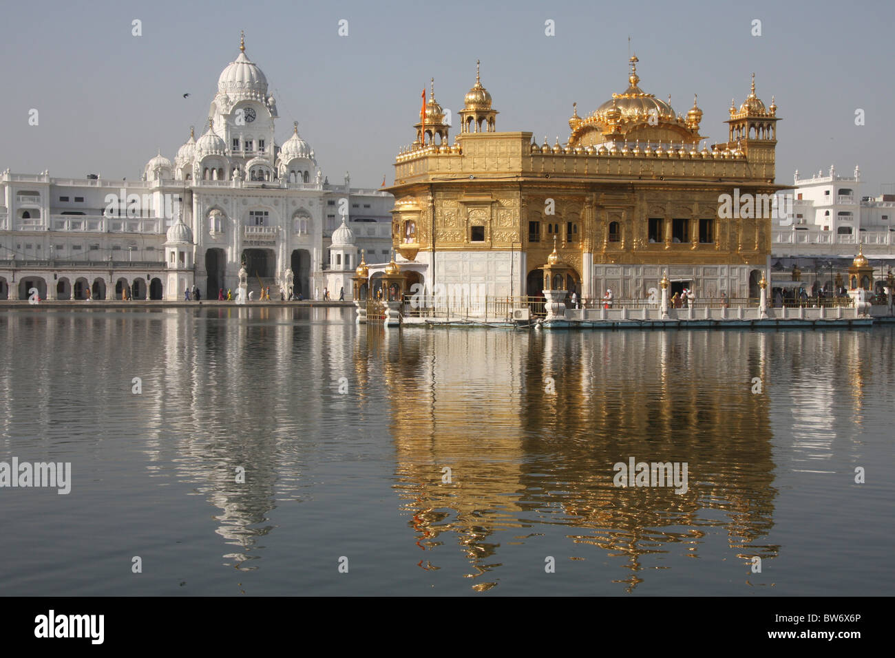 Tempio d'oro di Amritsar, provincia del Punjab, India al tramonto. Questo tempio è il luogo più sacro della religione sikh. Foto Stock