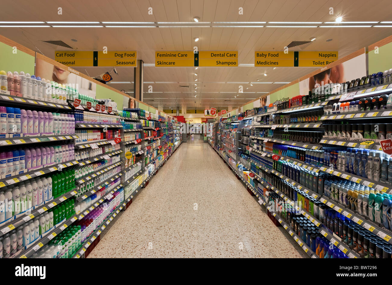 Visualizzazione dei deodoranti in un supermercato Foto Stock